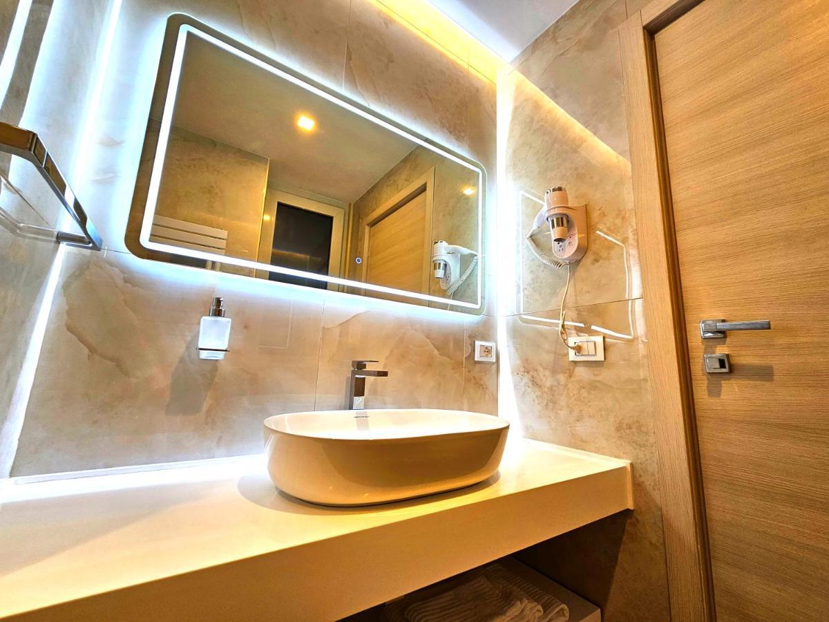 Astoria Supreme - Modern Boutique Suites レッチェ エクステリア 写真